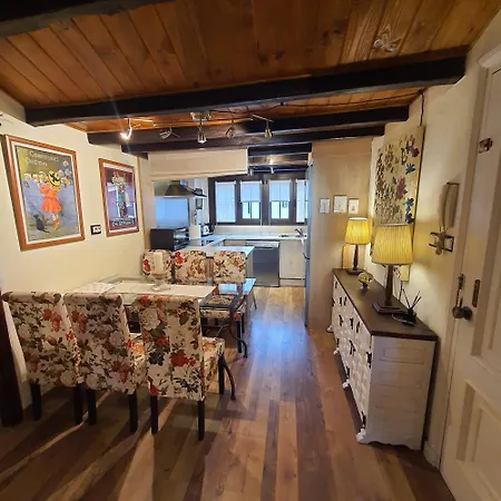 El Arcangel De サンティリャーナ・デル・マル